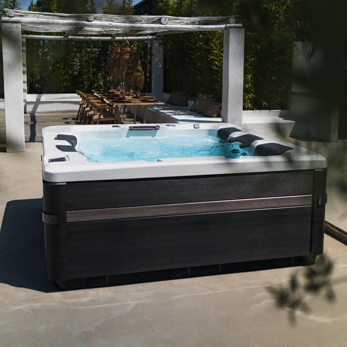 Afbeelding van een spa met jets en grijze omkasting in een moderne luxe tuin