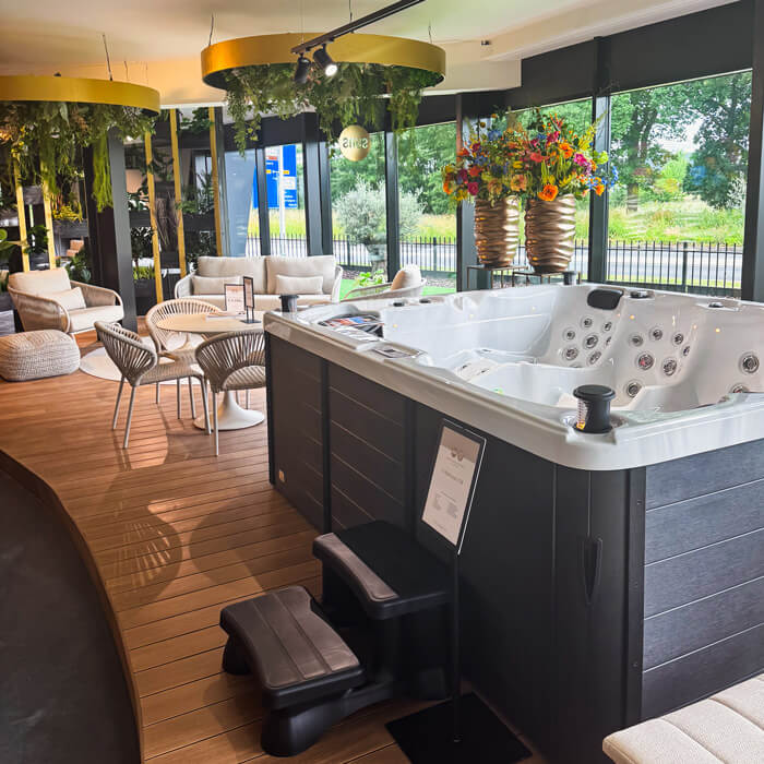 Foto van een spa en tuinmeubels in het experience center