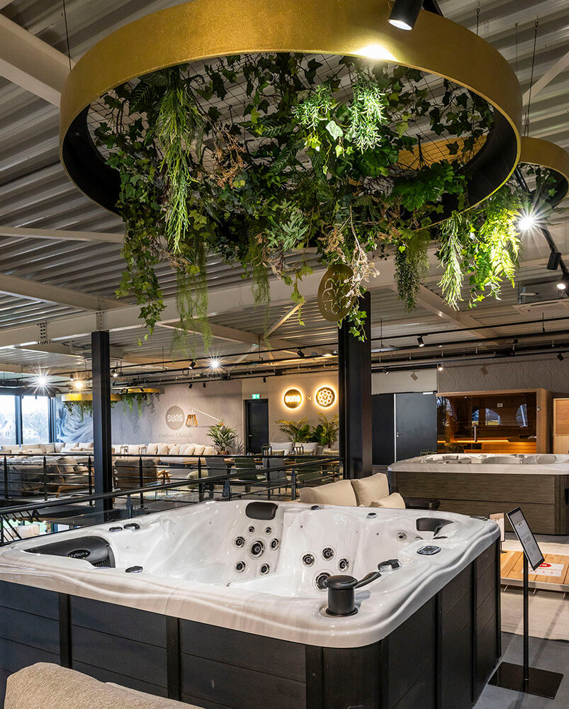 Foto van een spa met gouden decoratie en planten in het experience center