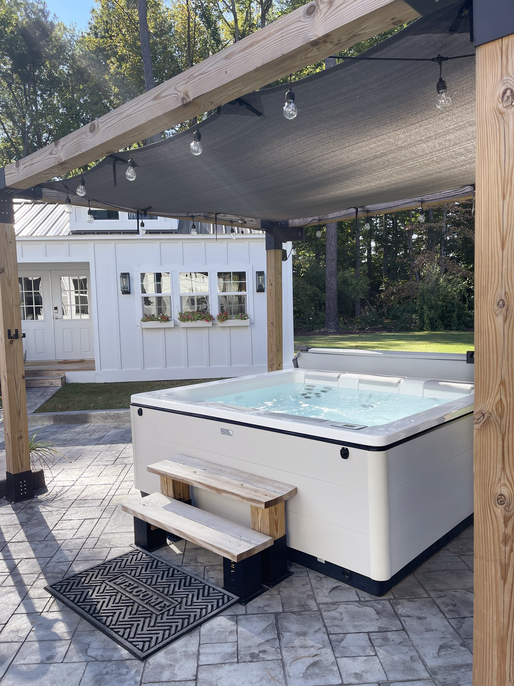 Bullfrog spa in een moderne tuin
