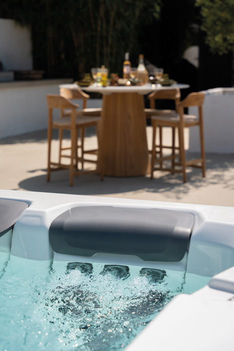 Close-up van een spa in een luxe tuin