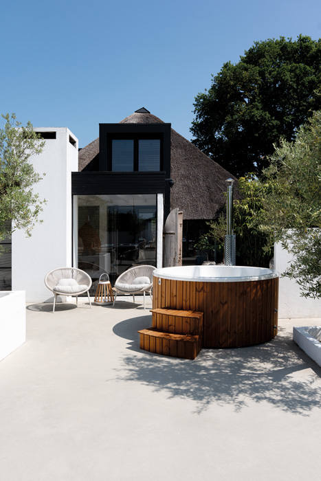 Houten hottub voor een modern huis