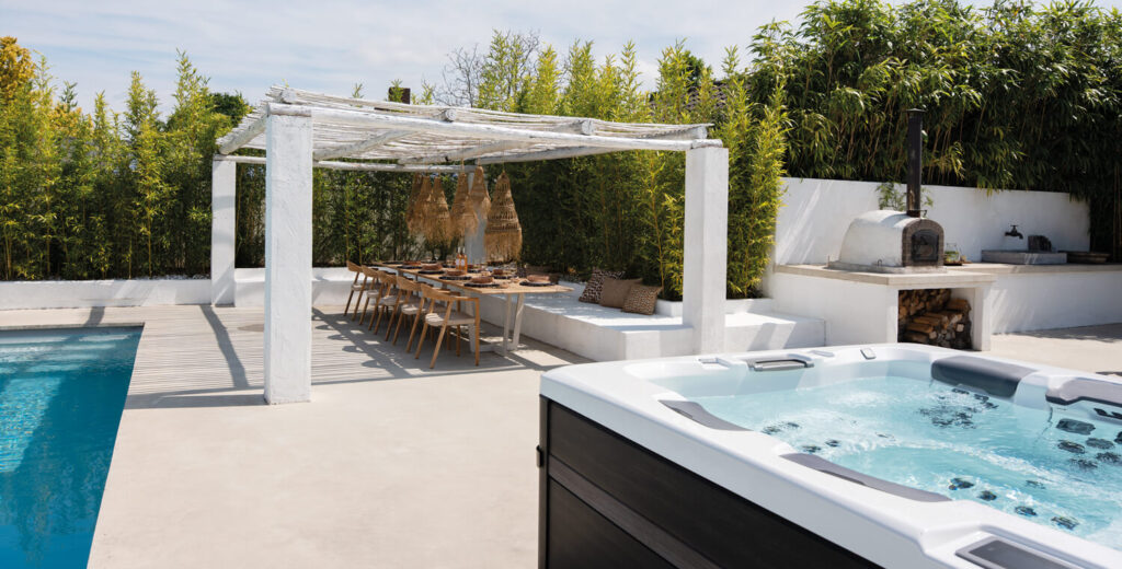 Luxe tuin met zwembad tuinmeubelen overkapping en grijze spa